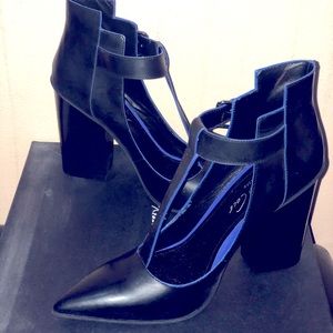 Kenneth Cole black shoe with cool blue trim. Size 8.5.